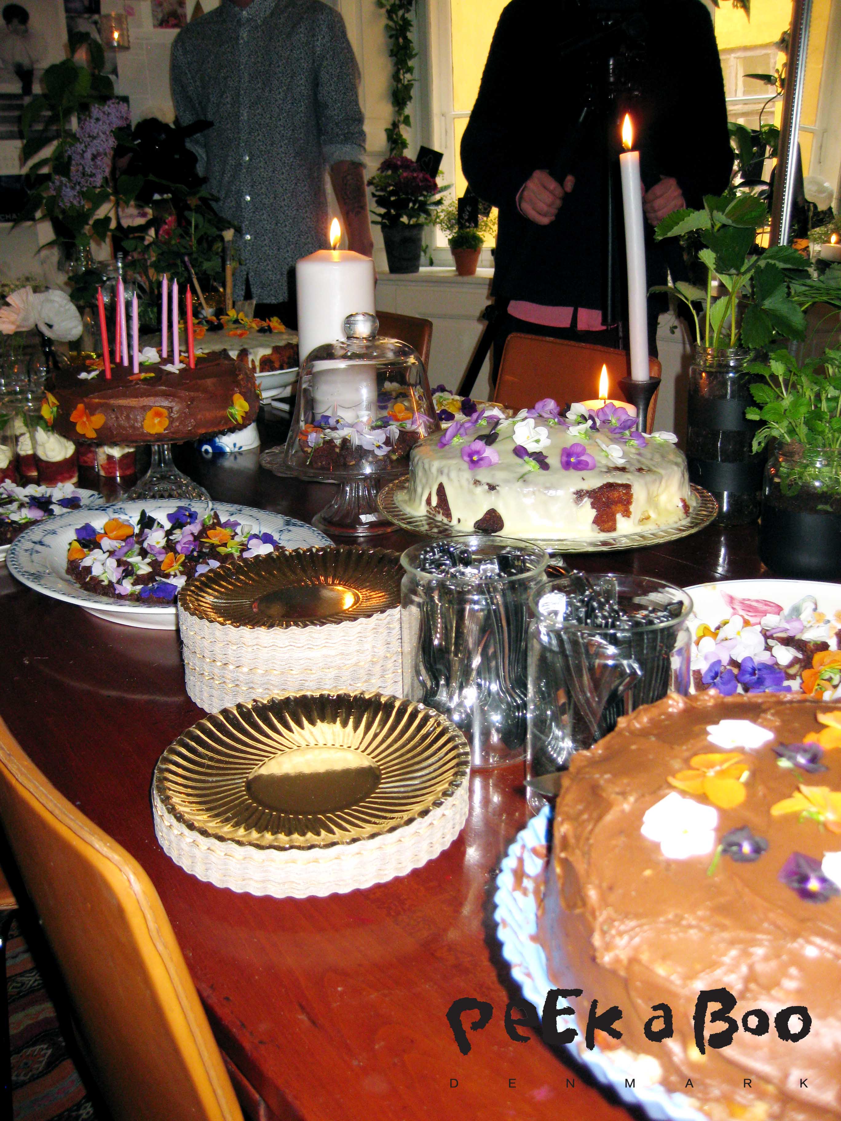 Det store ( sønderjydske) kagebord med spiselige blomster på toppen. Virkelig fint !