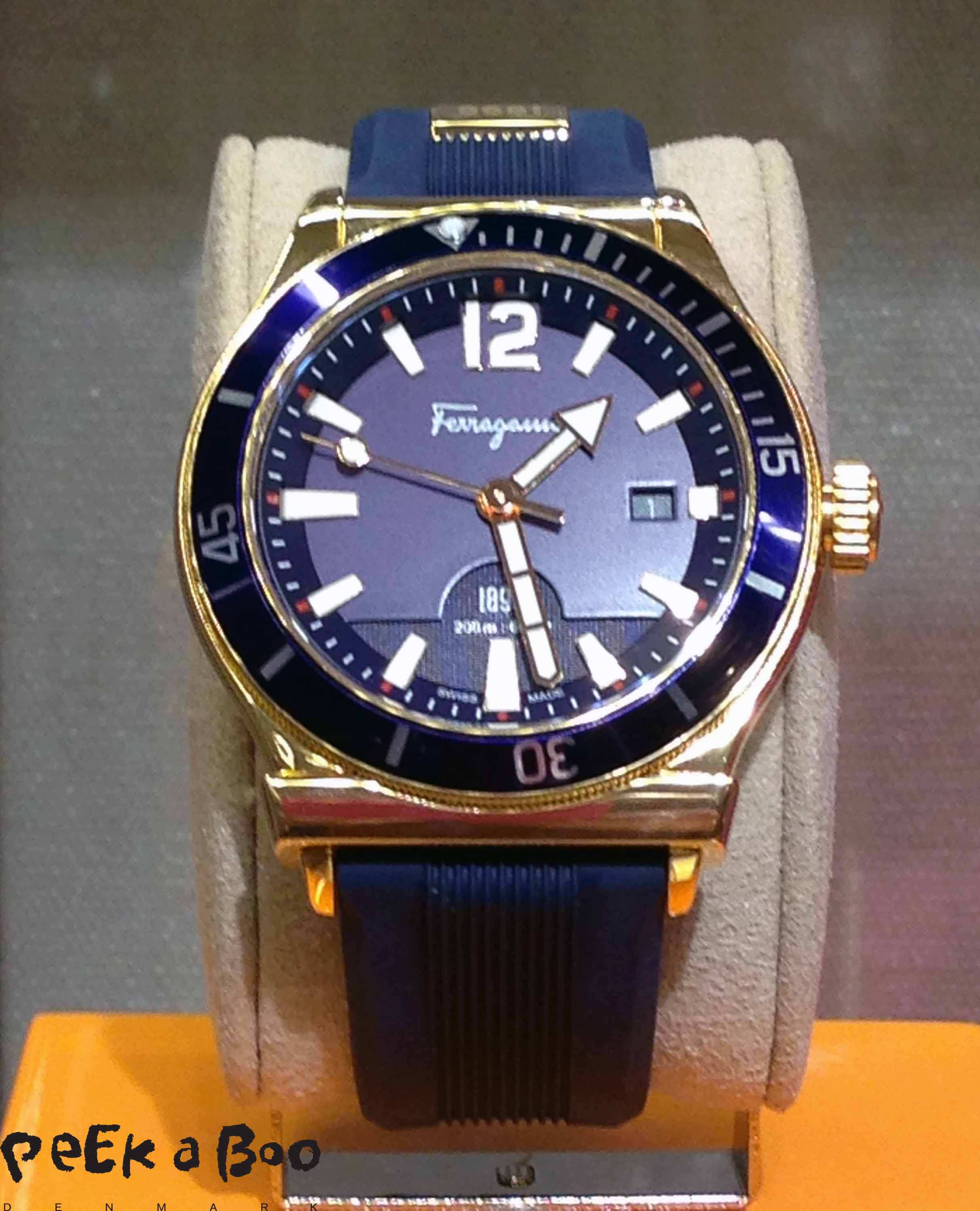 Ferragamo showed thhis beautiful blue Watch. A major trend is the blue watches.