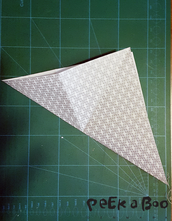 fold ud og fold så de danner en trekant på begge leder.