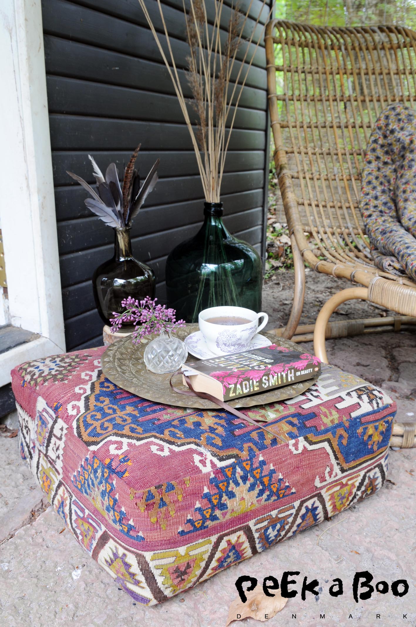 DIY kelim stool. Upcycling an old carpet to a funky extra sitting outside on your terrasse. You can find more of this kind in my book " Kreative ferieideer til en sjov SOMMER.