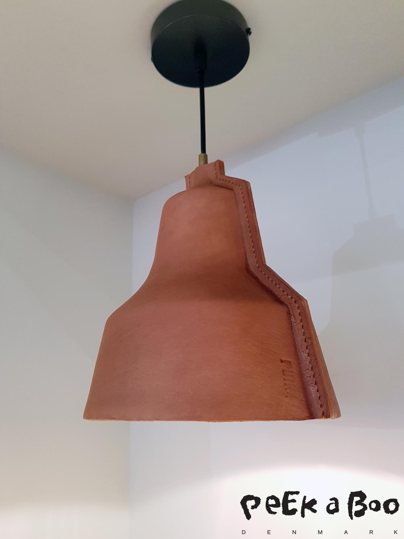 Lamp made of leather. This is shaped in wet condition and taken of the muld so it keeps the shape. It is designed by Erik de Nijs and Tim Smit of Nieuwe Heren.