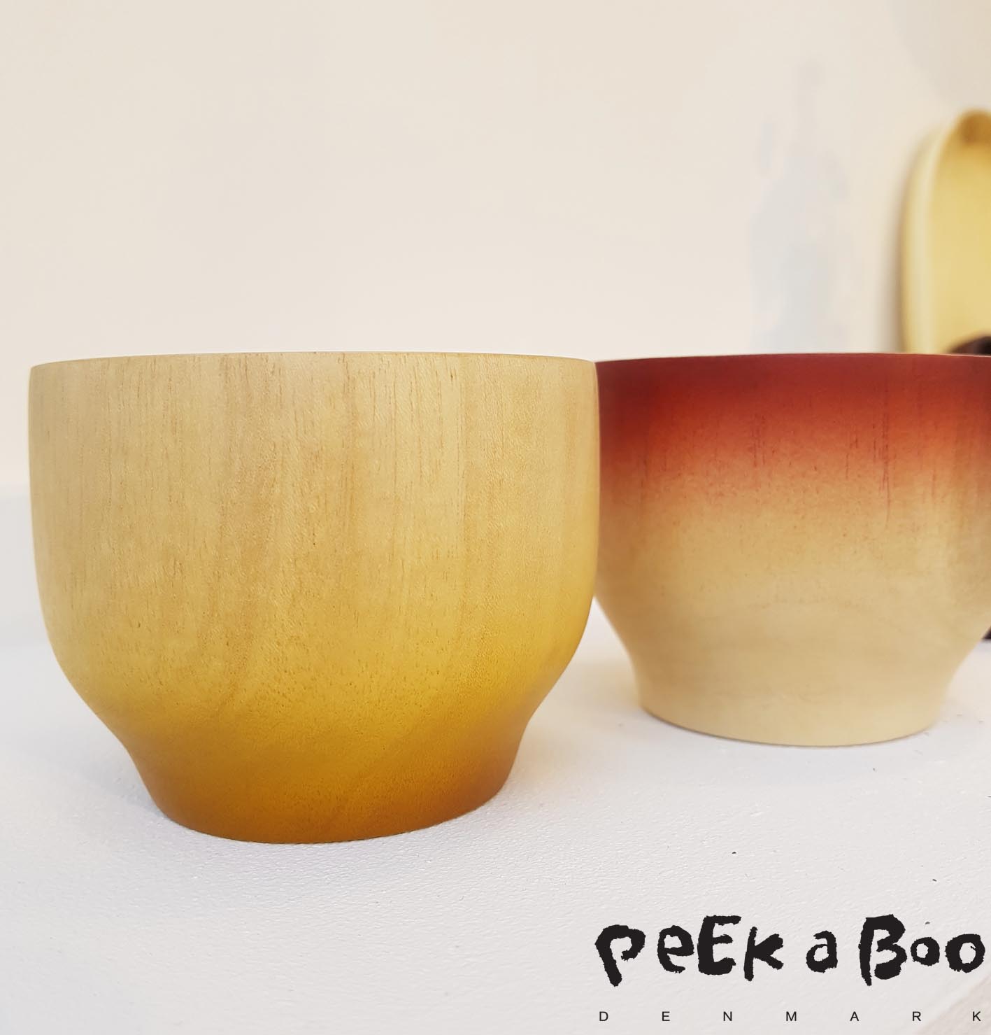 Here you see a wonderful wooden cup with the yellow colour like fading from the bottom. It is from the fair trade company Kinta.