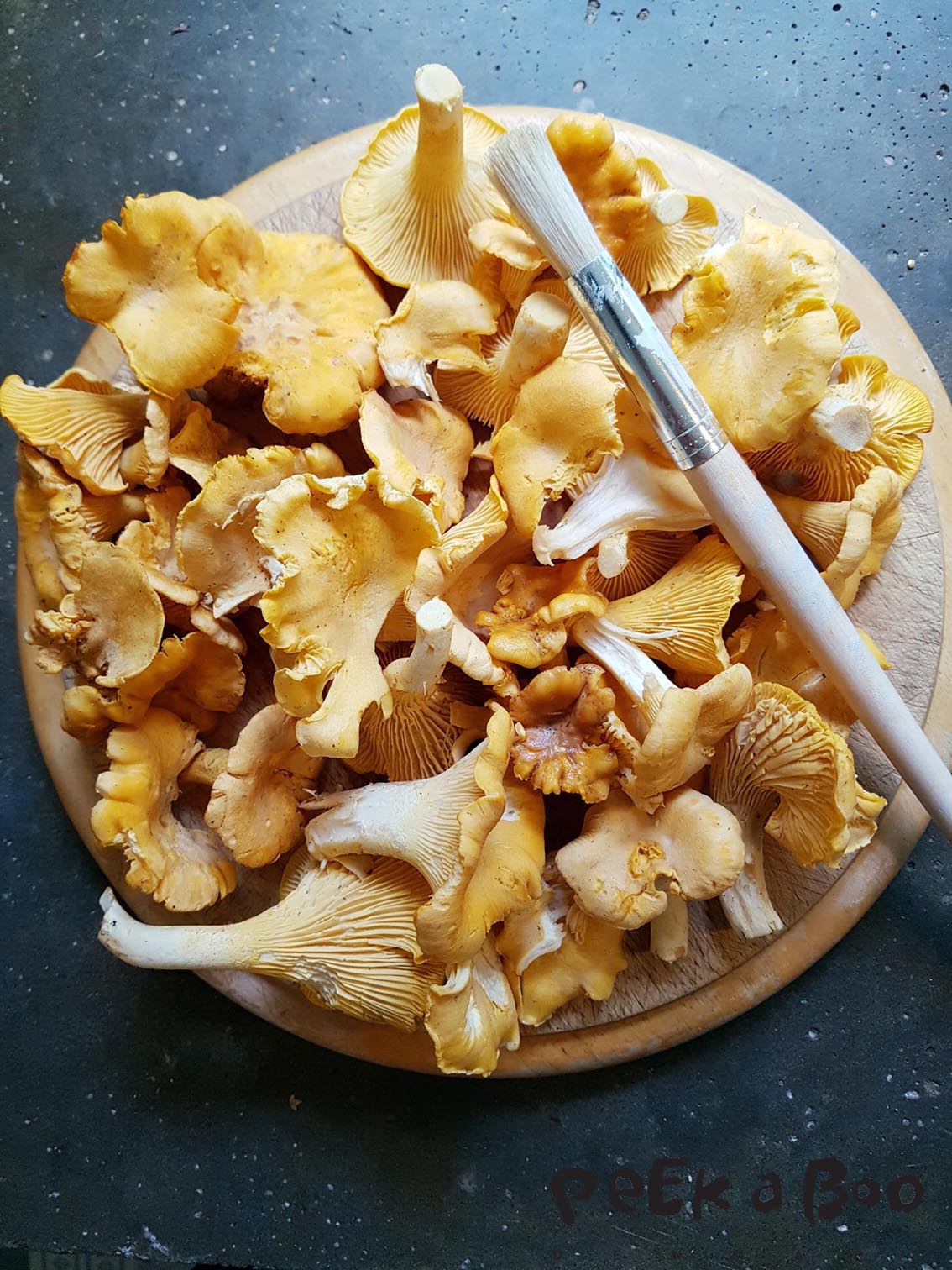 cleaned chanterelles ready to be put on the pan.